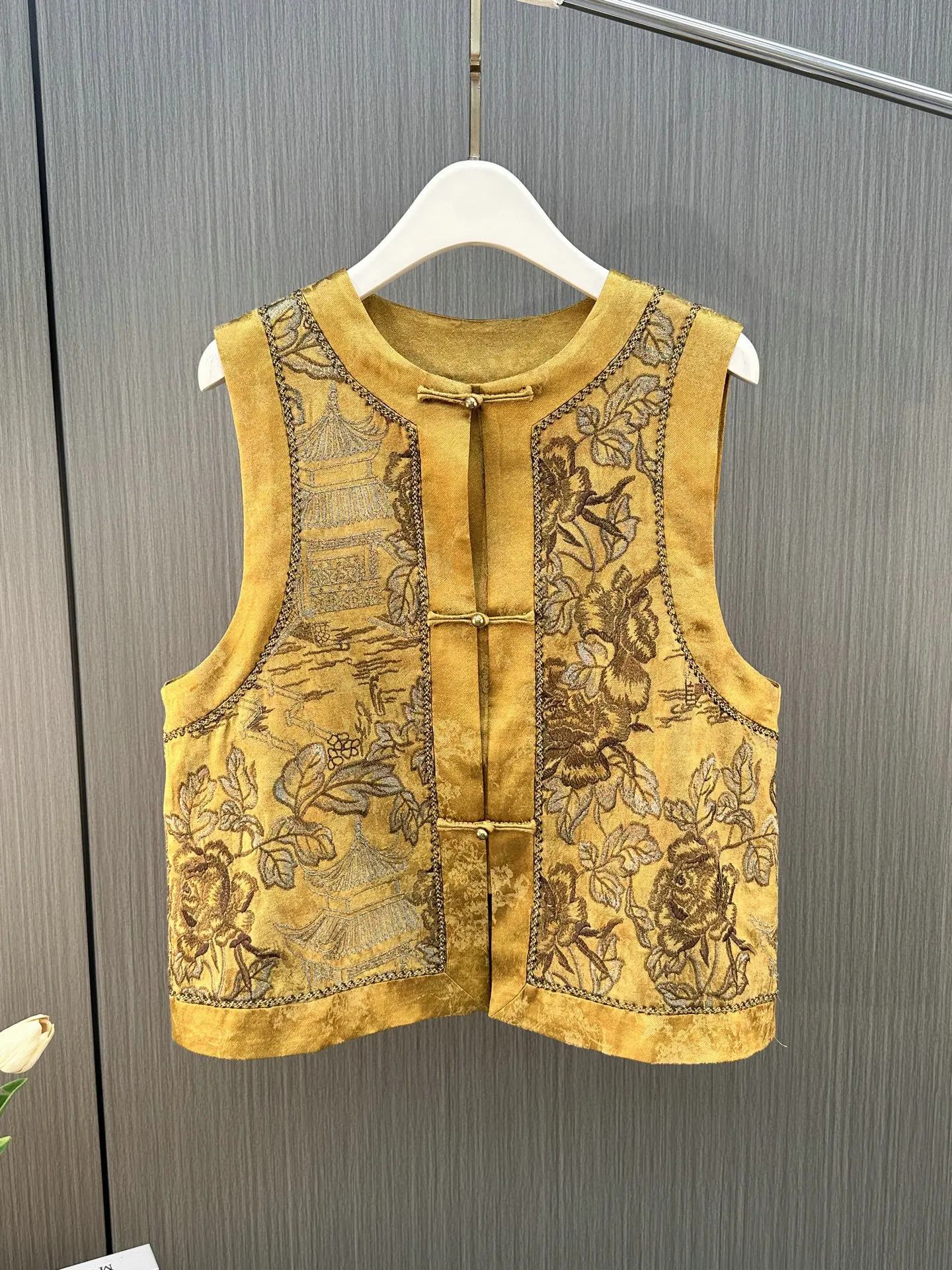 เสื้อกั๊กปักลายสไตล์จีนใหม่สำหรับผู้หญิง ฤดูใบไม้ผลิ 2026 ทรงกลม ดีไซน์กระดุมทันสมัย งานปักแน่น