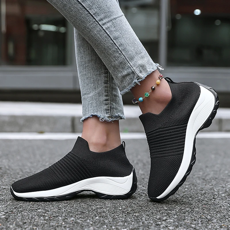 Zapatos deportivos de primavera para mujer, conjunto de calcetines, cojín de malla, zapatos informales elevados, zapatos perezosos para exteriores a la moda, novedad de 2024