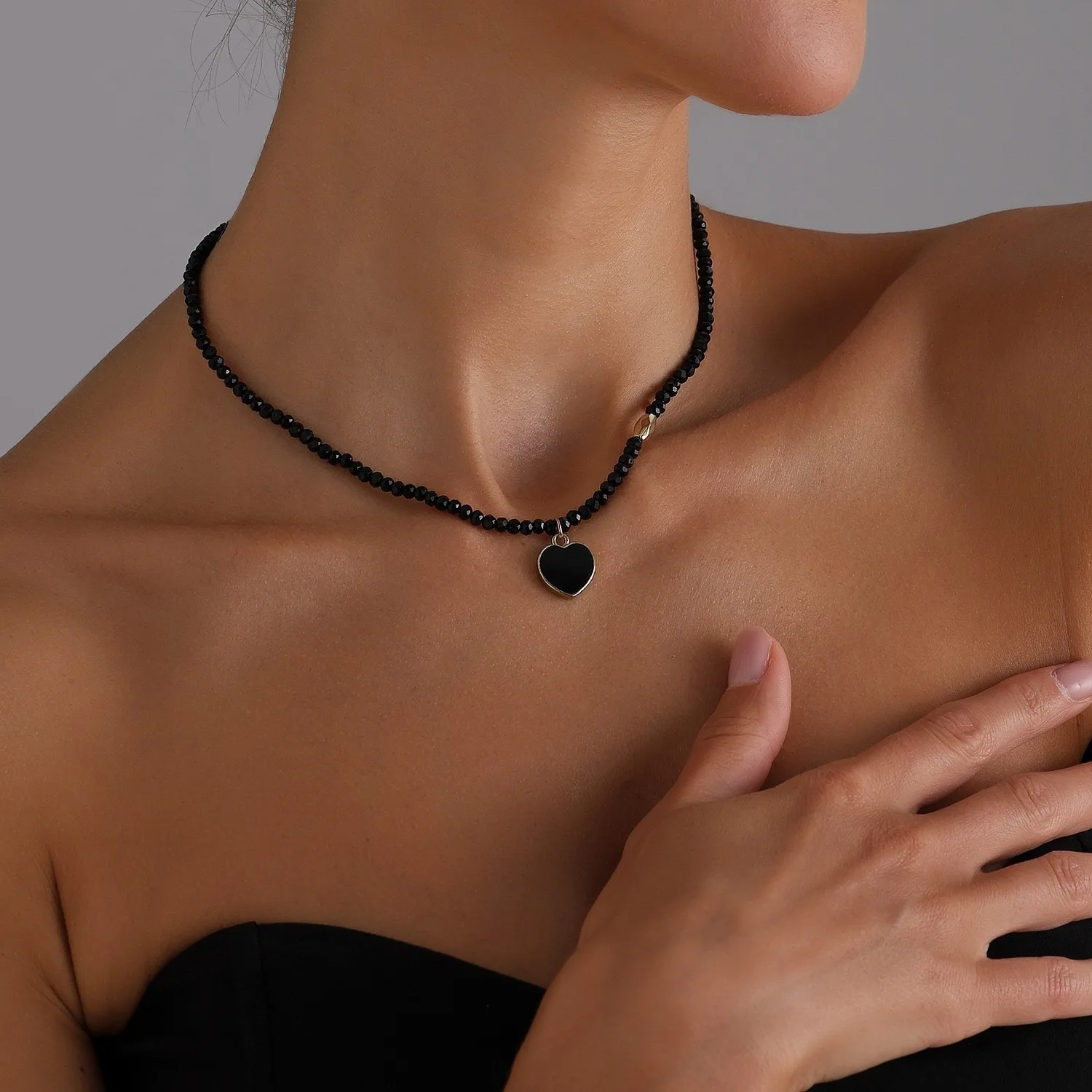 Vintage Black Shiny Crystal Heart Shaped Pendant Necklace For Women Creative Sweet Charm Clavicle Chain Girl Fashion Jewelry