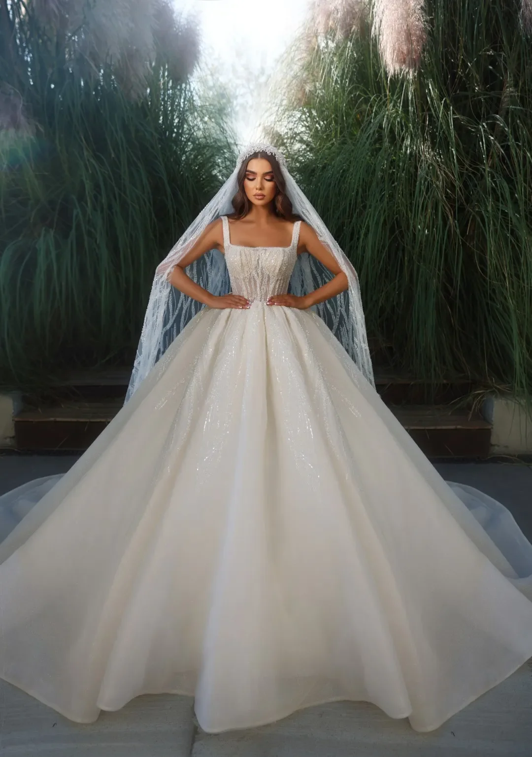 Maßgeschneidertes Luxus-Ballkleid-Hochzeitskleid mit glänzender Spitze, zarte Pailletten, Perlen verziert, quadratischer Kragen, Brautkleider