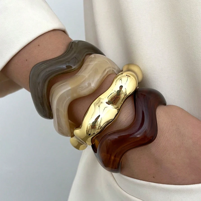 4-teiliges Vintage-Armband-Set aus minimalistischem, gewelltem Acryl und CCB-Material für Damen, für den täglichen Gebrauch, stapelbar, perfektes Geschenk für Feiertage.