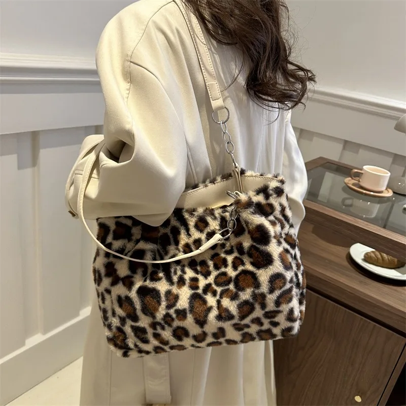 Versatile simple large-capacity bag 2025 new autumn and winter tide fashion leopard print plush tote bag atmospheric fluff shoul image 4