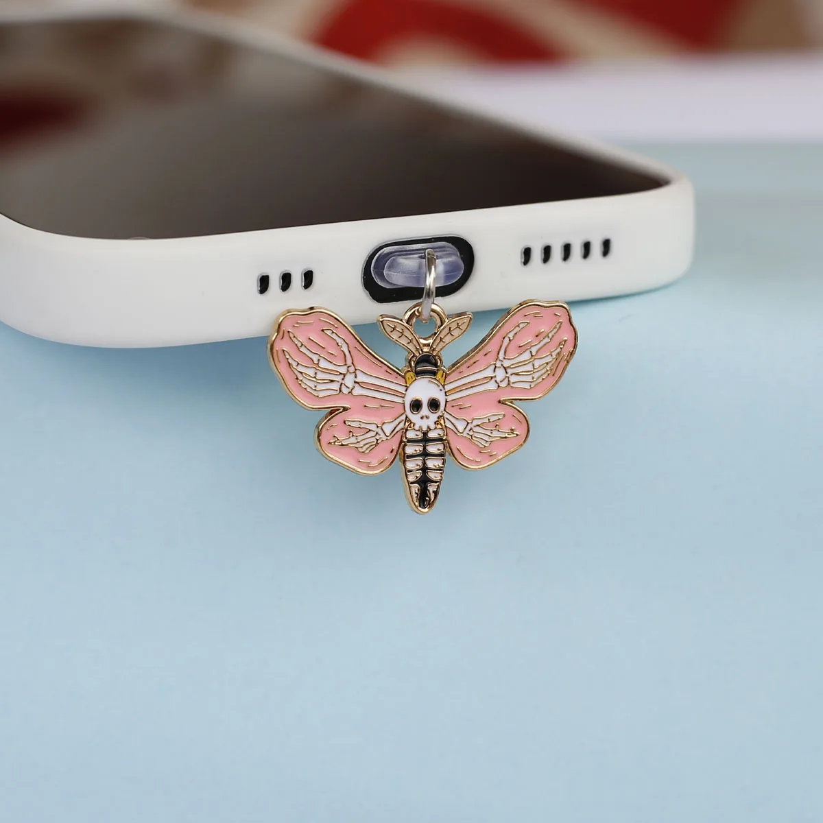 1 Stück Totenkopf-Schmetterlingsflügel-förmiger Staubschutz-Anhänger für iPhone und Type-C Ladeanschluss – Zubehör und Dekoration – Detail 4
