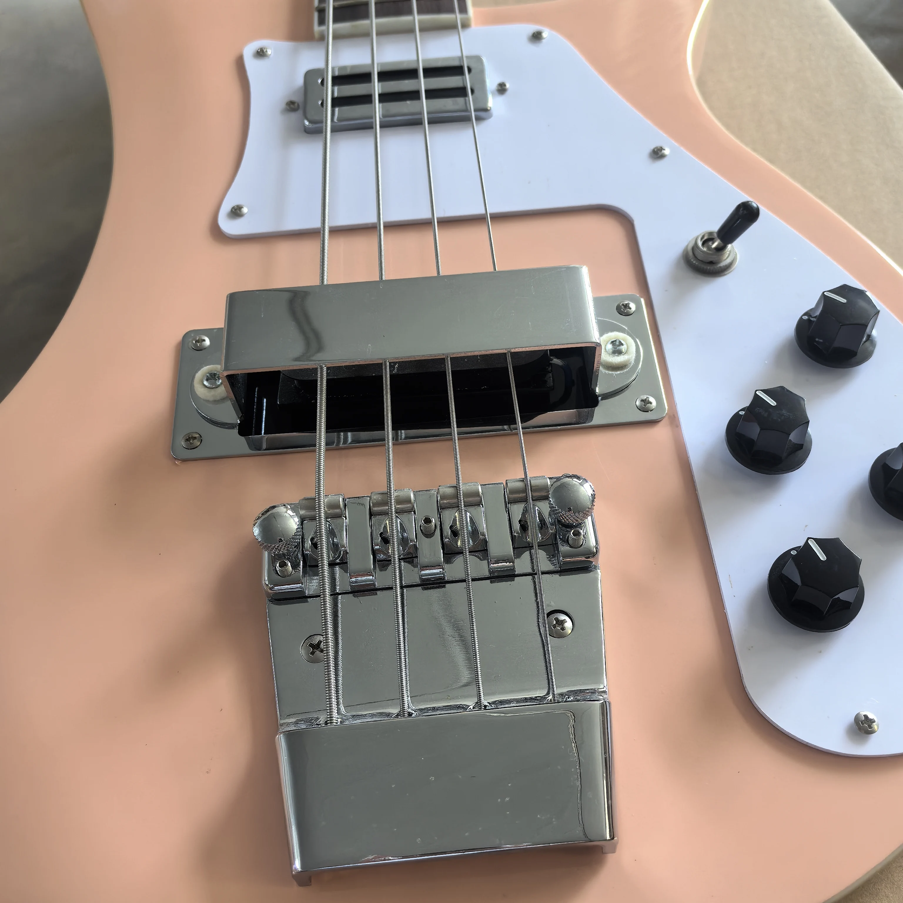 4-струнный бас, тополевый корпус, датчики с длинной полосой, неправильной формы, 22 лада, встроенное соединение, в наличии. 4-струнный бас, тополевый корпус, датчики с длинной полосой, неправильной формы, 22 лада, встроенное соединение, в наличии.