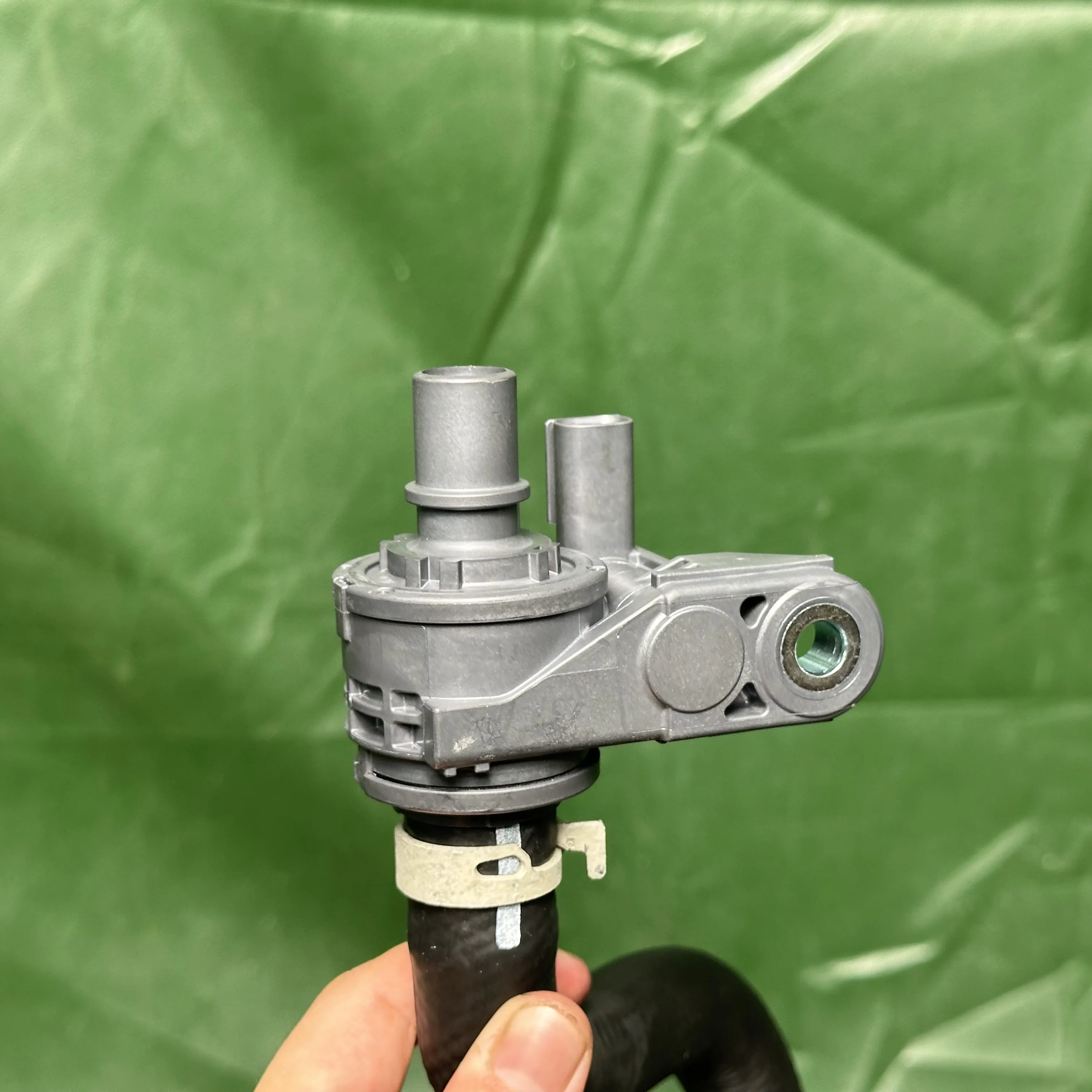 مصنع رائجة البيع 16260-25010 16260-F0010 صمام المياه مع الأنابيب لكامري