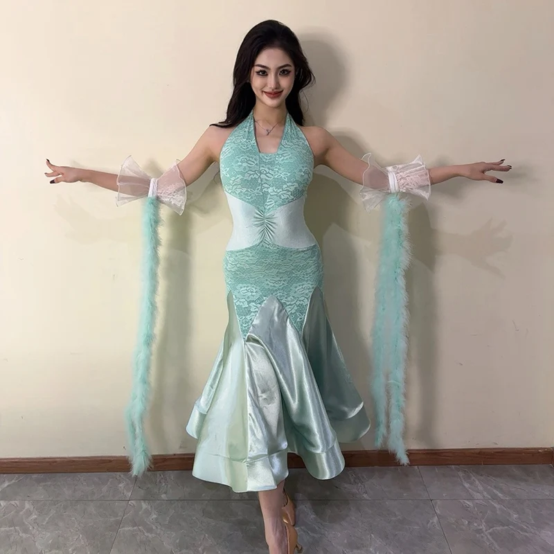 ชุดเต้นรำบอลรูมสีเขียว ชุดเต้นรำสมัยใหม่แบบมาตรฐาน ชุดเดรสยาวผู้หญิงแบบผูกคอ ผ้าลูกไม้ ชุดแสดงบอลรูมสำหรับผู้ใหญ่ VBH2089