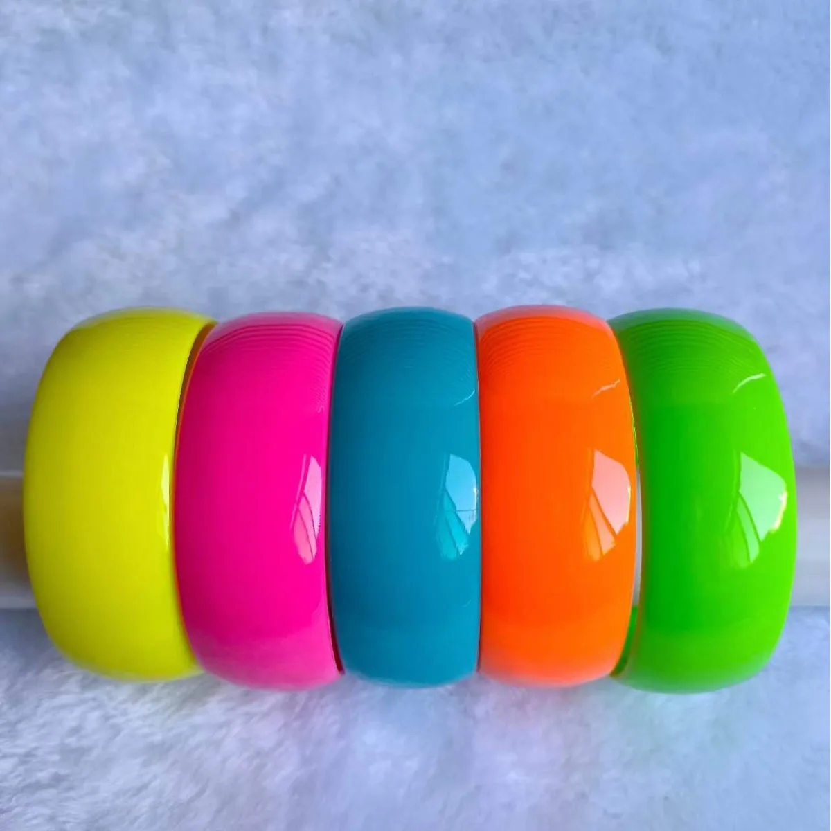 2,5 cm bunte Süßigkeiten Acryl breites Gesicht Armreif hell übertrieben Harz Armband geeignet für junge Leute und Kinder Armreif