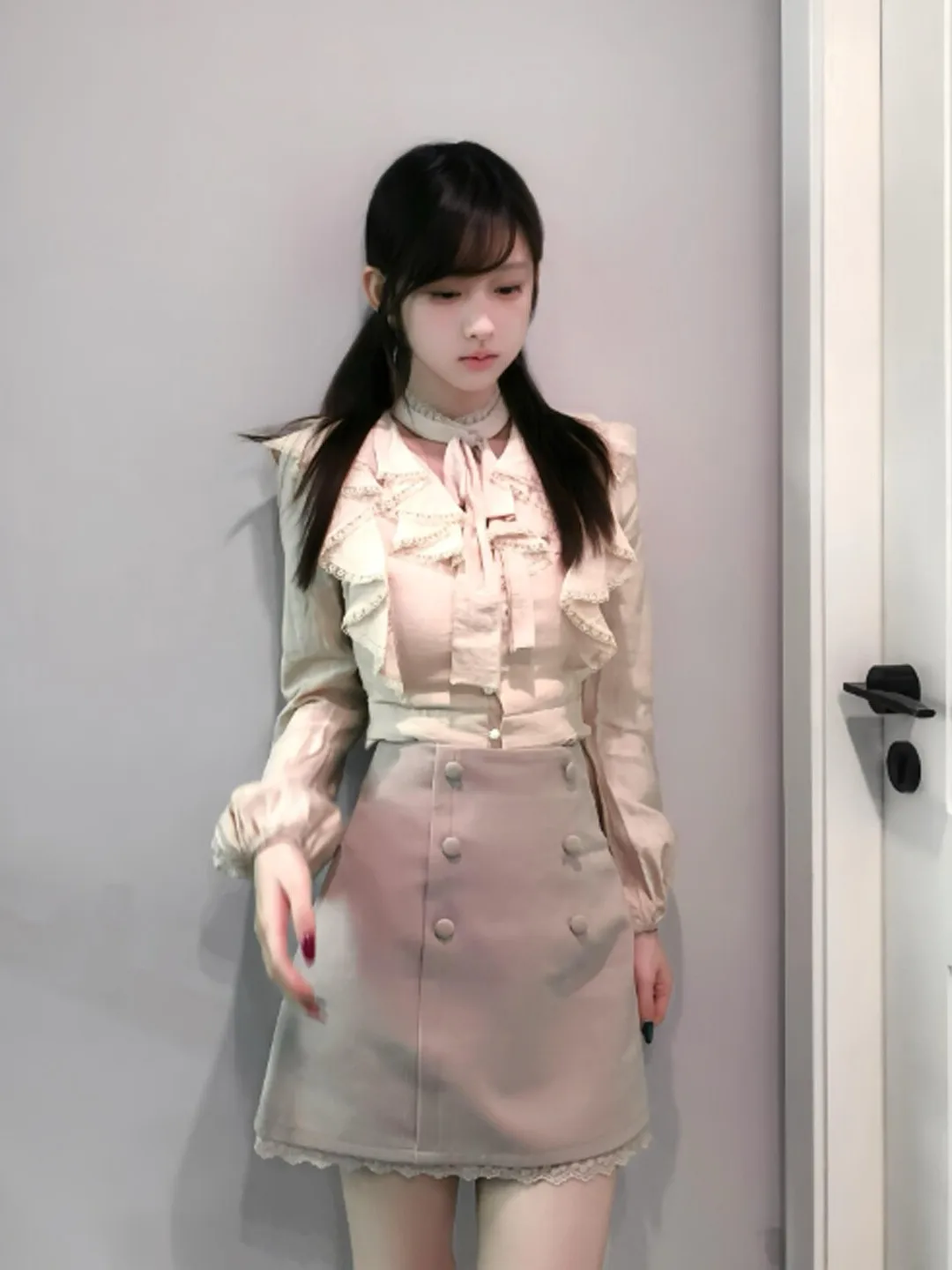 

Весенний модный комплект 2026: женский элегантный костюм-двойка с короткой юбкой и облегающим топом, удобная рубашка с длинным рукавом и V-образным вырезом