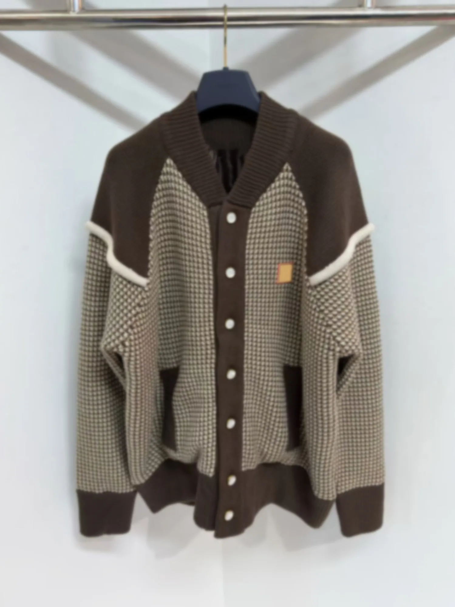 

Мужской вязаный кардиган-свитер свободного кроя с V-образным вырезом и длинными рукавами, осенне-зимняя коллекция 2025, новая модная модель с цветовыми блоками, молодежный стиль