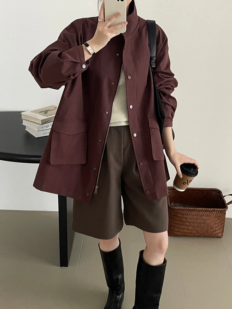 [EAM] Beige Pocket Elegant Big Size Jacket New Stand Collar Long Sleeve Women Coat Fashion Tide Spring Autumn 2024 1DH6915