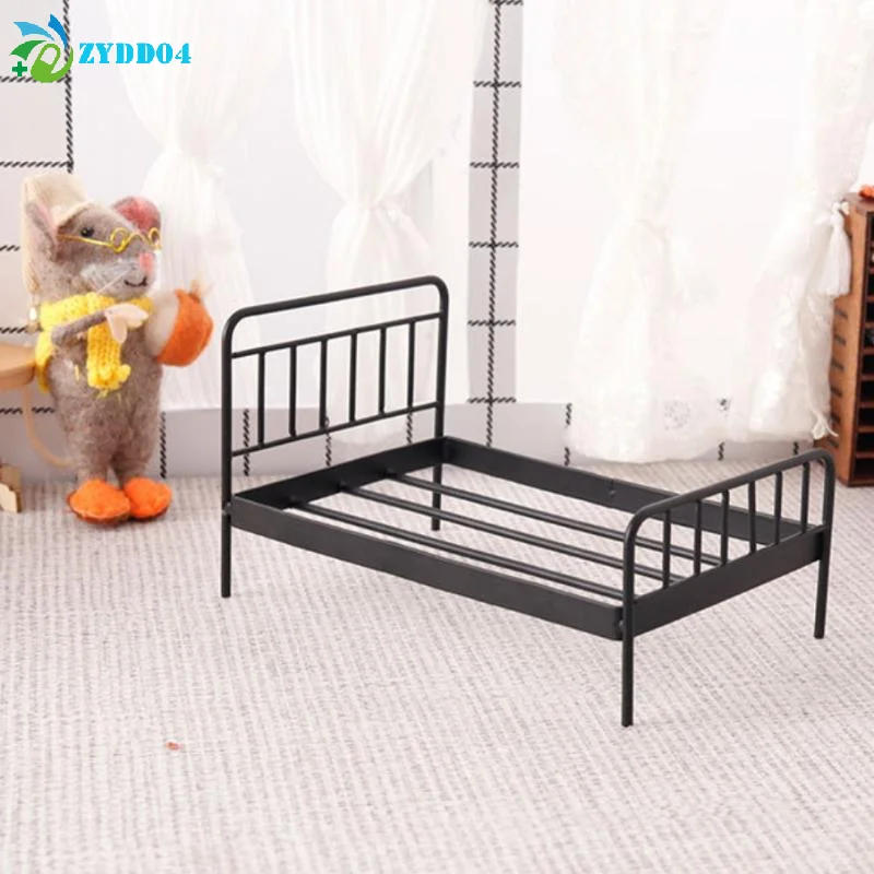 ● 1 個 1:12 ドールハウスミニチュア黒鉄人形ベッドモデルミニ人形家具シミュレーションベッド寝室 DIY アクセサリーおもちゃ