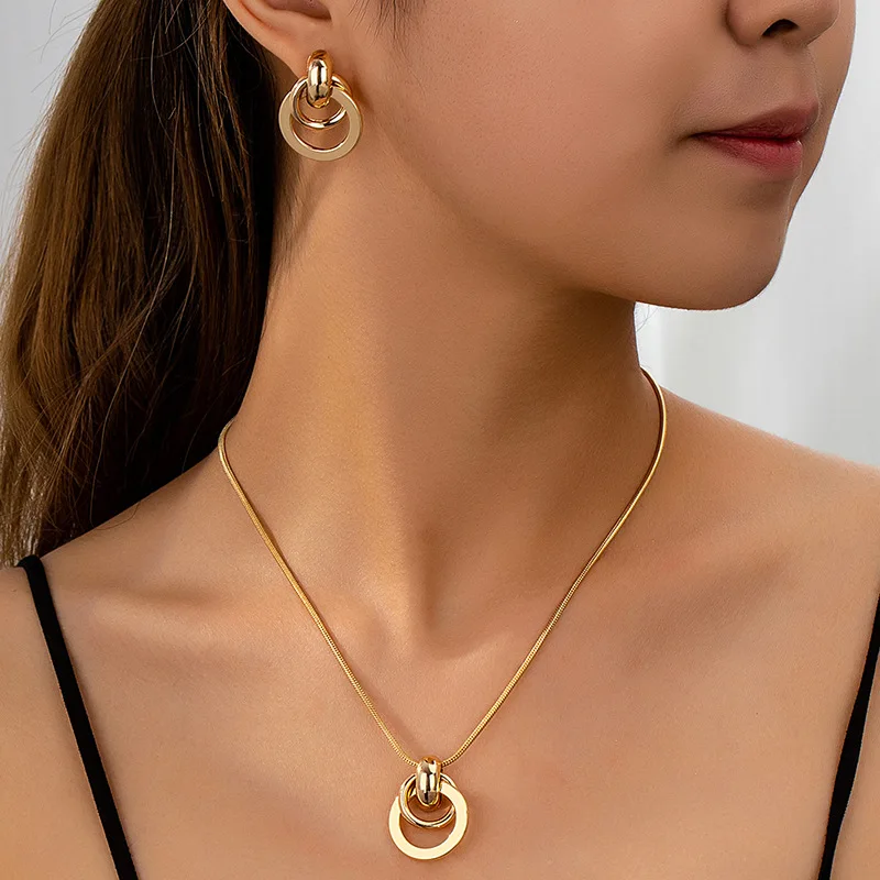 A Suit of Vintage Gold Color Simple Metal Geometry Circle Necklace Earrings Set for Women Trend Party Jewerly Gift Daily Wear