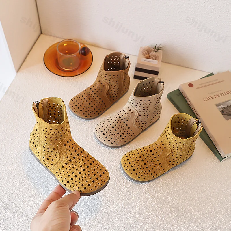 

2025 Summer Fashion Casual Short Boots New Children's Hollow Breathable Comfortable Boots Girls' Roman Style Solid Flat Sandals