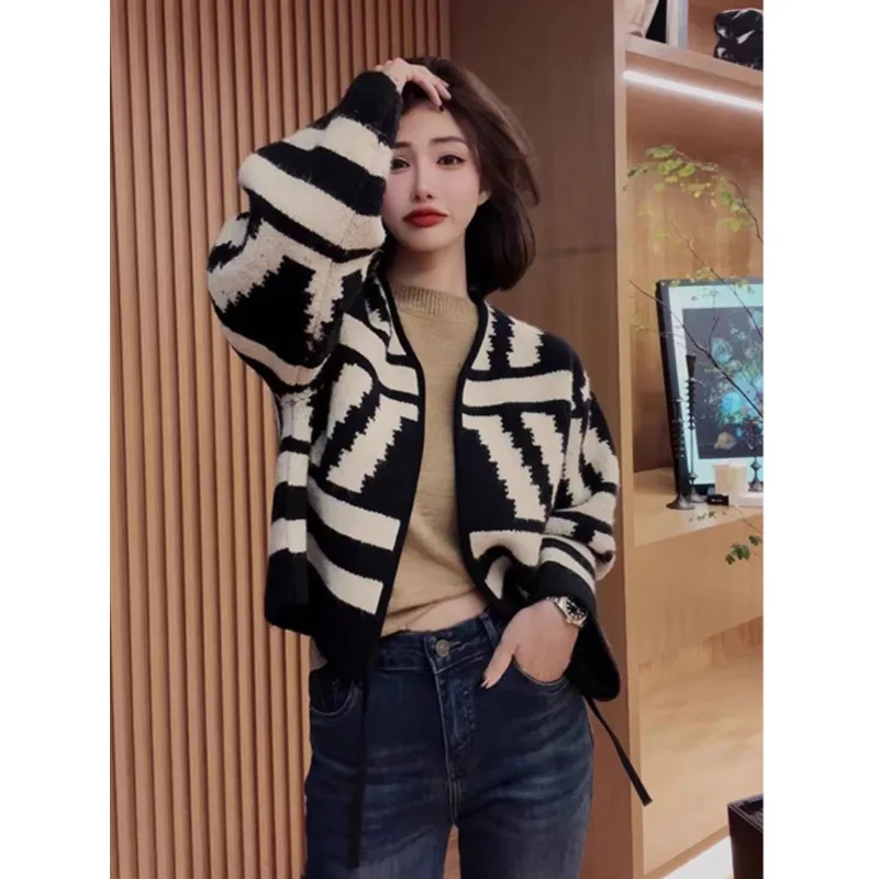 

Knitted Cardigan Sweater, Contrasting Color, Loose and Lazy Style, Small and Short Warm Cashmere Jacket, Women's 2024 New Model