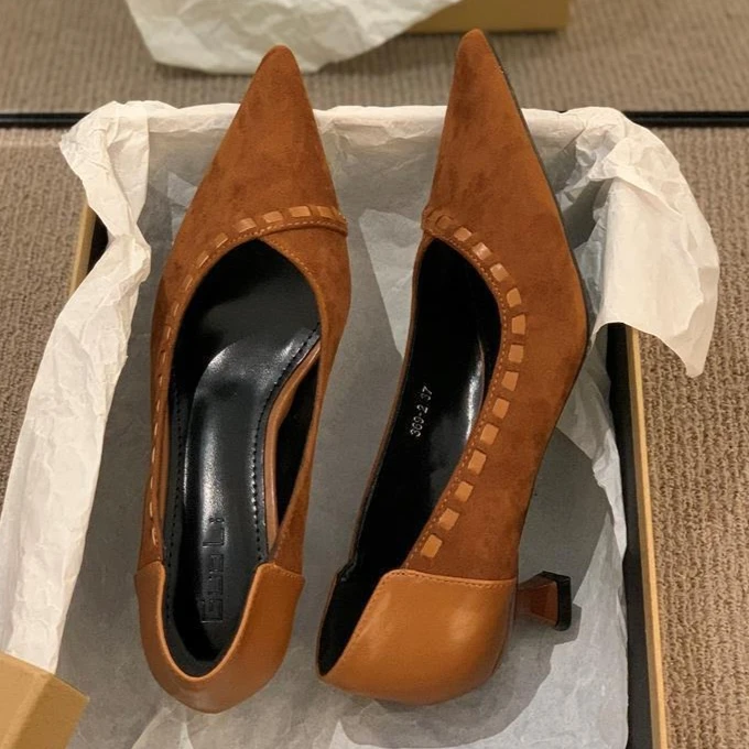 

Элегантная женская обувь на низком каблуке в стиле ретро, новая осенняя обувь на мелком каблуке, женские замшевые модные туфли-лодочки с острым носком, офисная женская обувь