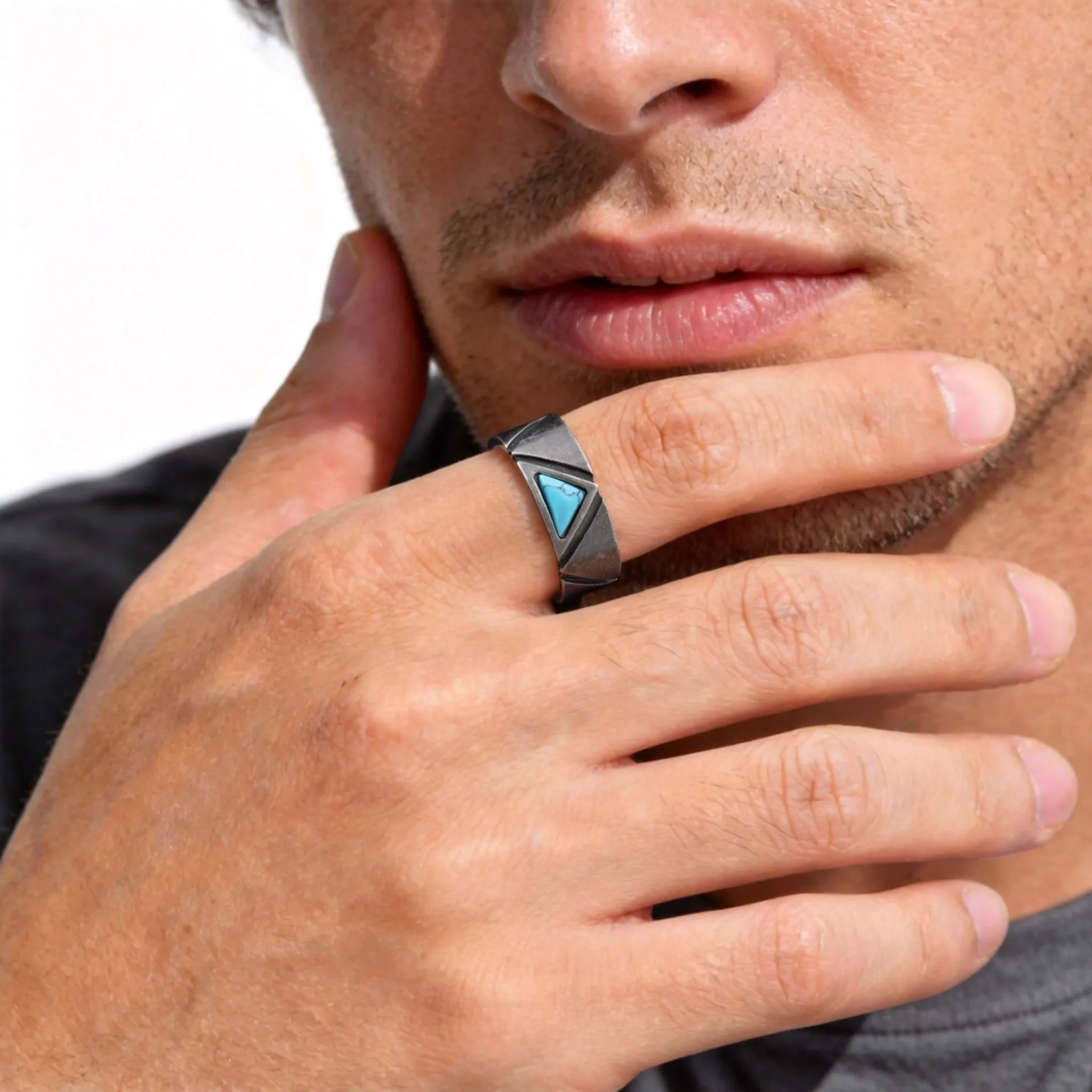 Vintage Gun Black Edelstahlring für Herren, dreieckig geschliffener natürlicher Türkisring, stilvoller Punk-Schmuck für Männer. – Detail 5