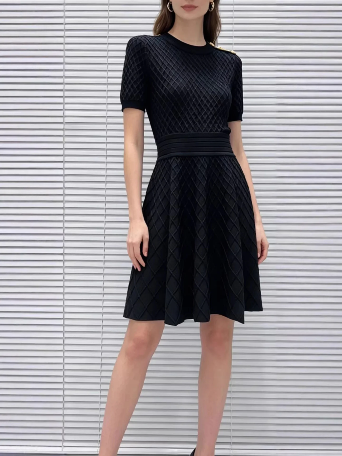 

Элегантное трикотажное платье в парижском стиле с коротким рукавом, приталенное, с золотой пряжкой на плече, класса люкс, для женщин