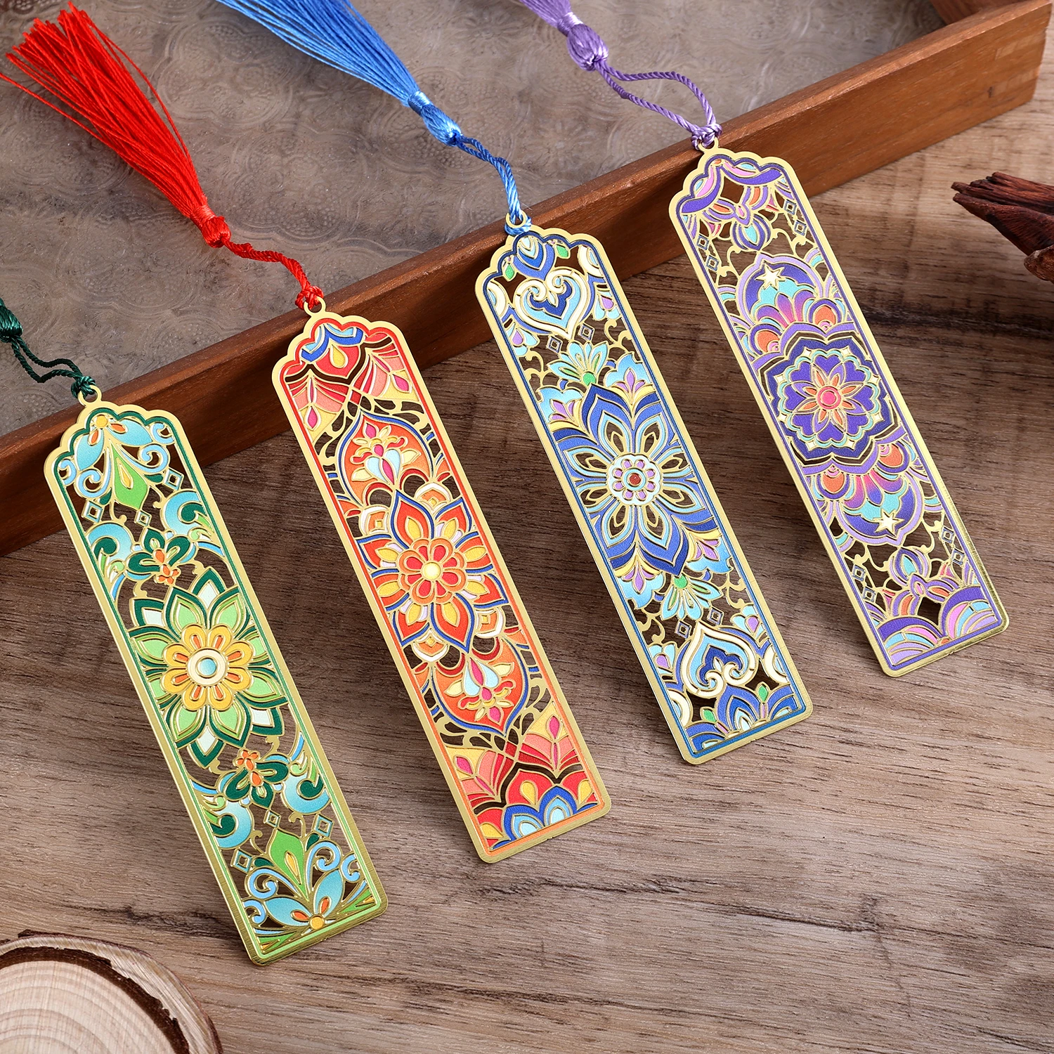 Image of 4 Stück Mandala-Blumen-Lesezeichen aus Metall mit Quasten, hohlgeschnitzte Seitenmarkierungen aus Messing, Geschenke für Leser