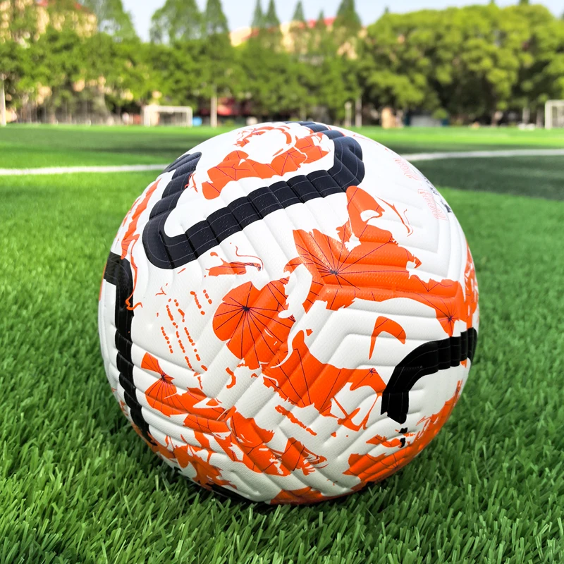 ลูกฟุตบอลมาตรฐานเบอร์ 5 คุณภาพสูง สำหรับการแข่งขันอย่างเป็นทางการ ผลิตจากวัสดุ PU หนา นุ่ม สำหรับมืออาชีพ ไร้รอยต่อ
