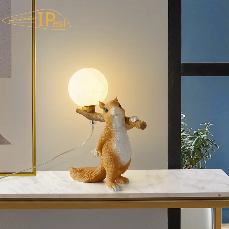 Designer cute fruit carrying squirrel cartoon table light bedroom bedside lamp resin Desk lamp Children\'s gifts drop shipping