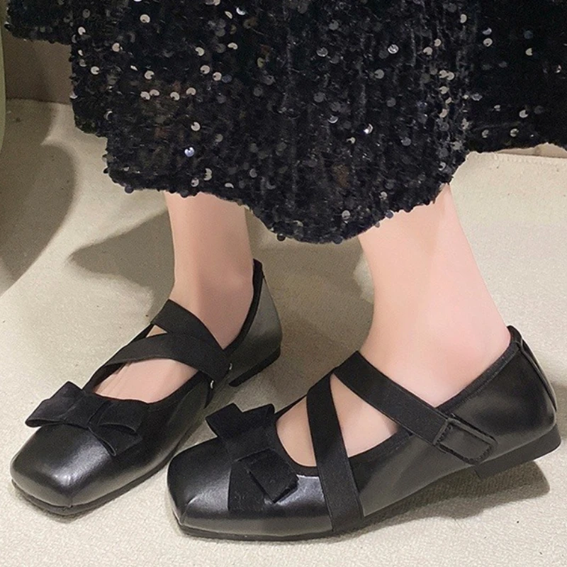 أحذية باليه مسطحة القاع عصرية جديدة لعام 2025 أحذية نسائية للربيع رائجة البيع بعقدة رأس مربعة وكعب سميك كاجوال Жensarska Оbuvire