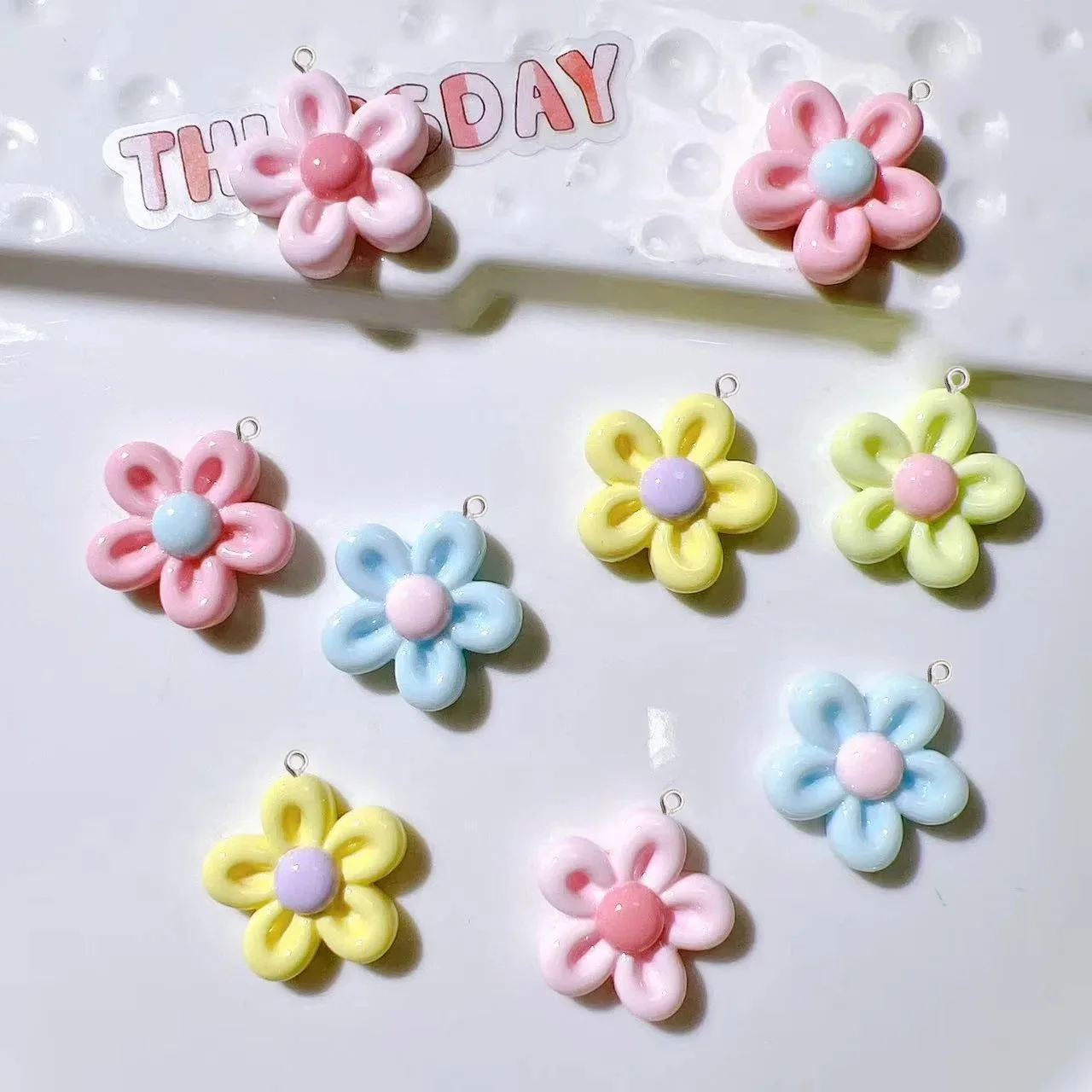 10Pcs Cute Sweet Flower Planar Resin Charms with Loop Glossy Floral Pendants for Children DIY Jewelry Craft Making Ornament