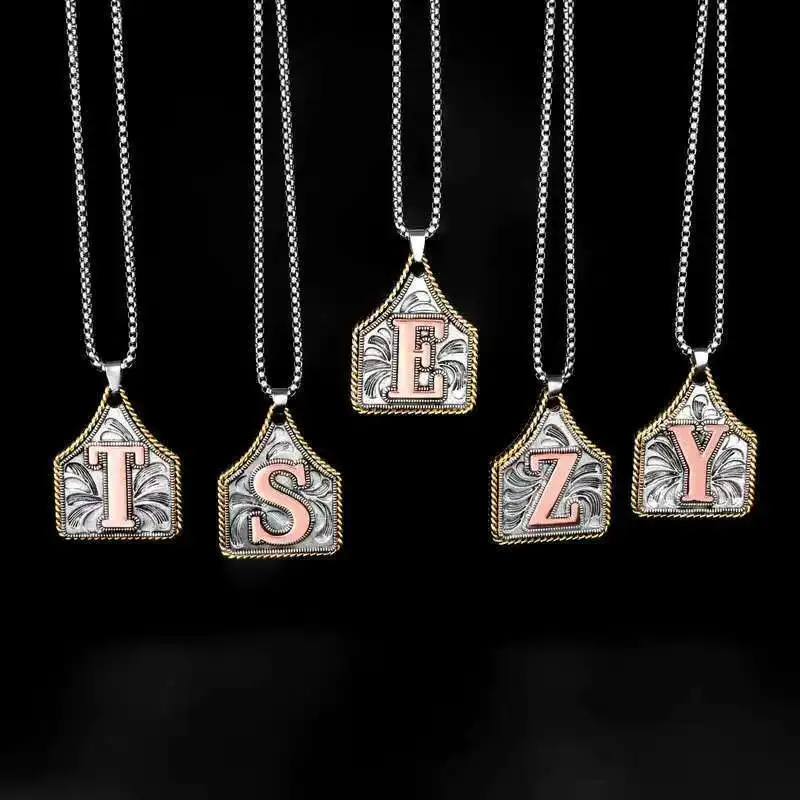 Vintage-Halskette mit Schildanhänger und rosa Initialen, silberfarbener Seilrand, gravierte Kette, Schmuckgeschenk für Frauen – Detail 2