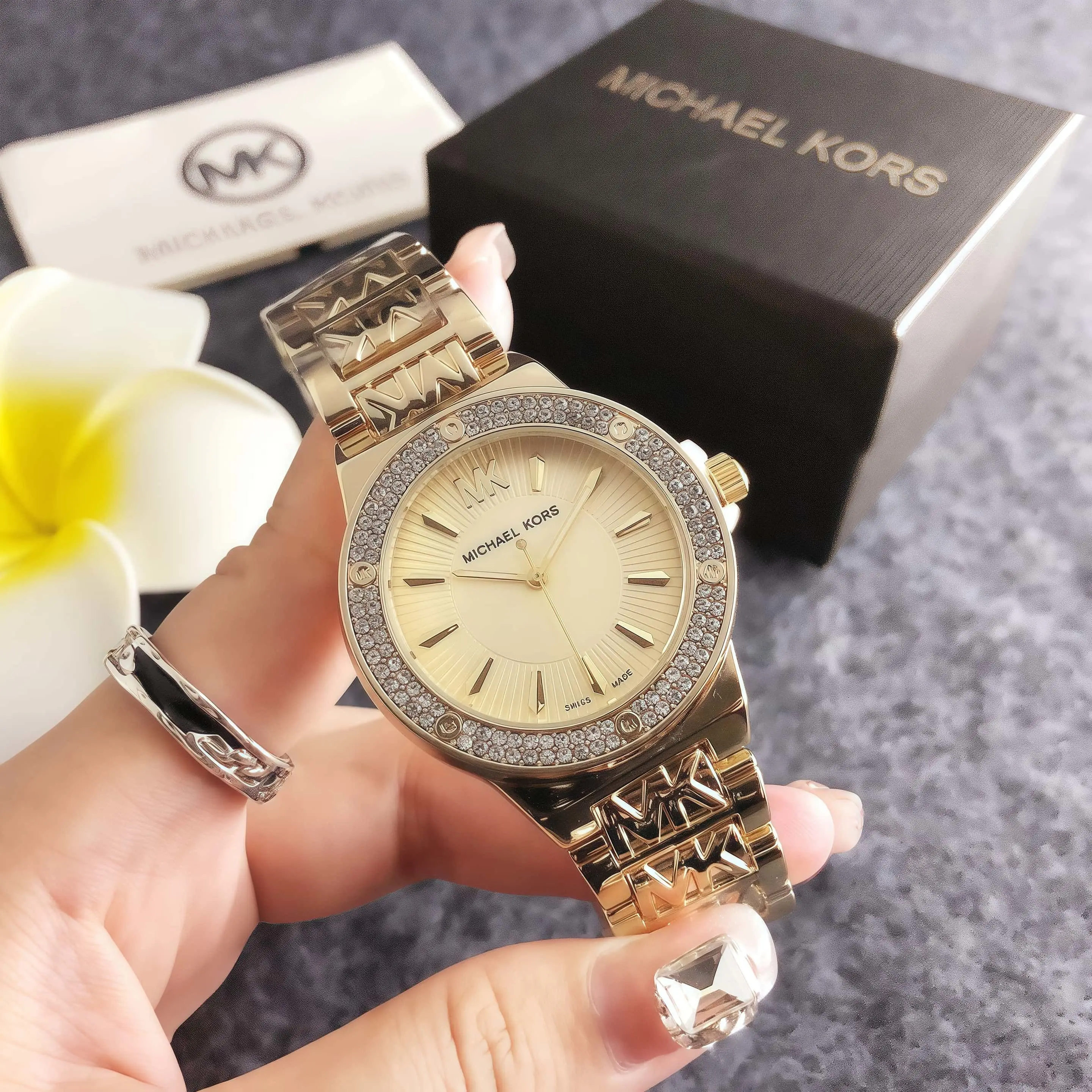 Brandneue Michael Kors Luxus-Damenuhr, zifferblatt mit Diamantakzenten, Quarzwerk, lässiger Business-Stil, Material aus Legierung.