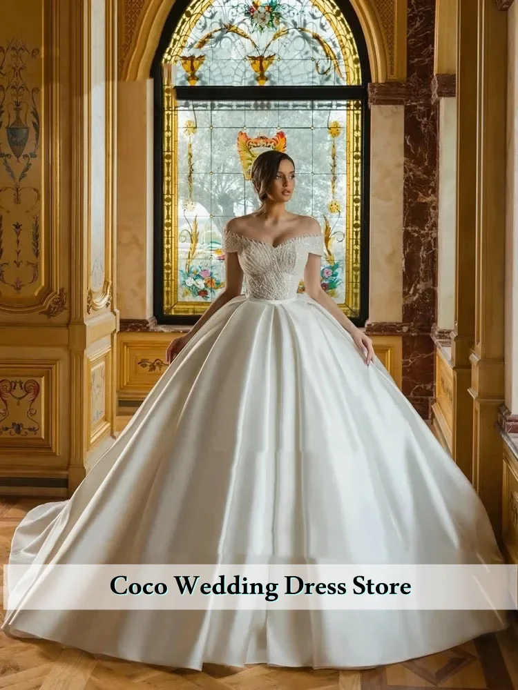 맞춤 제작된 정교하고 우아한 비즈 레이스와 새틴 공주 웨딩드레스 오프숄더 슬리브 볼 가운 신부 드레스