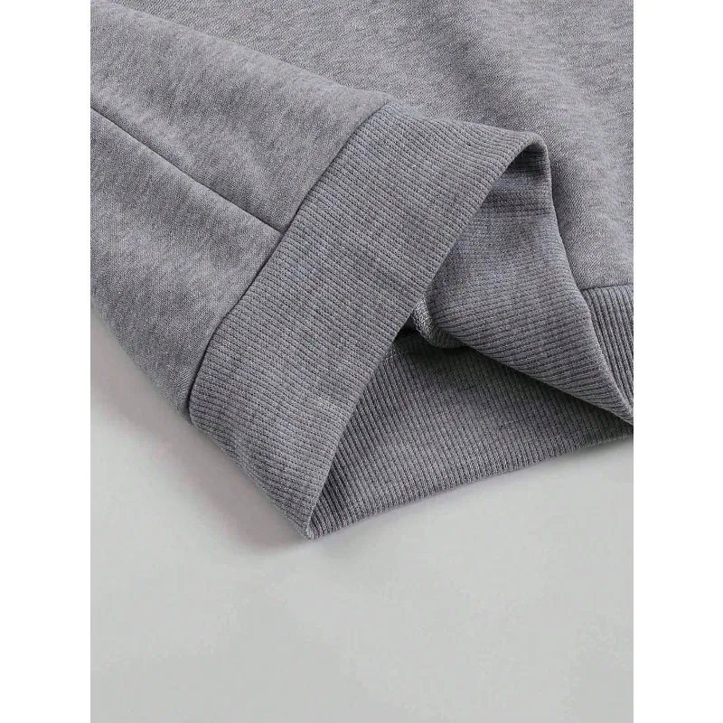 Eine Disney-Maus genießt nur den Nachmittagstee auf Halloween. Sweatshirt mit Aufdruck. Herbst-/Winter-Pullover-Sweatshirt mit Rundhalsausschnitt.