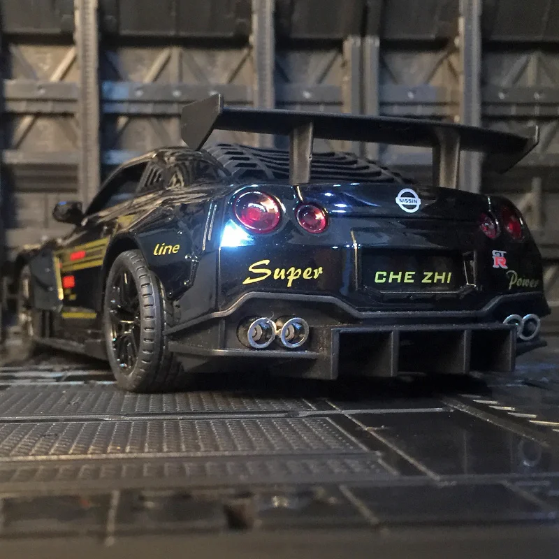 Simulación 1:24 Nissan GTR 35, modelo de coche de rally de aleación, colección de adornos para coche, puertas y maletero del capó del motor se puede abrir