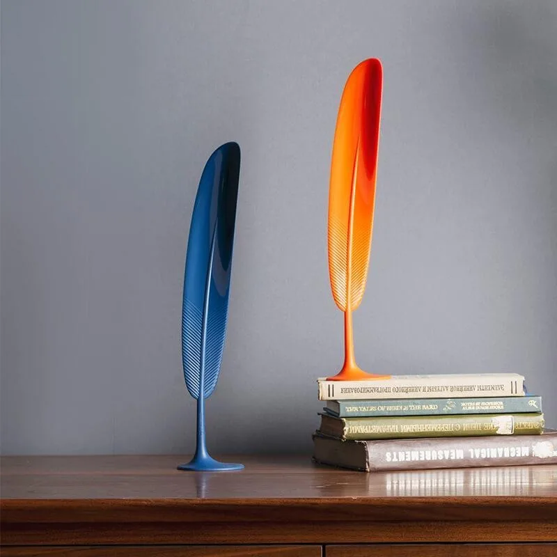 Feather vertical shoehorn, household long-handled plastic, free hand-held in the entrance, no shoe-wearing artifact