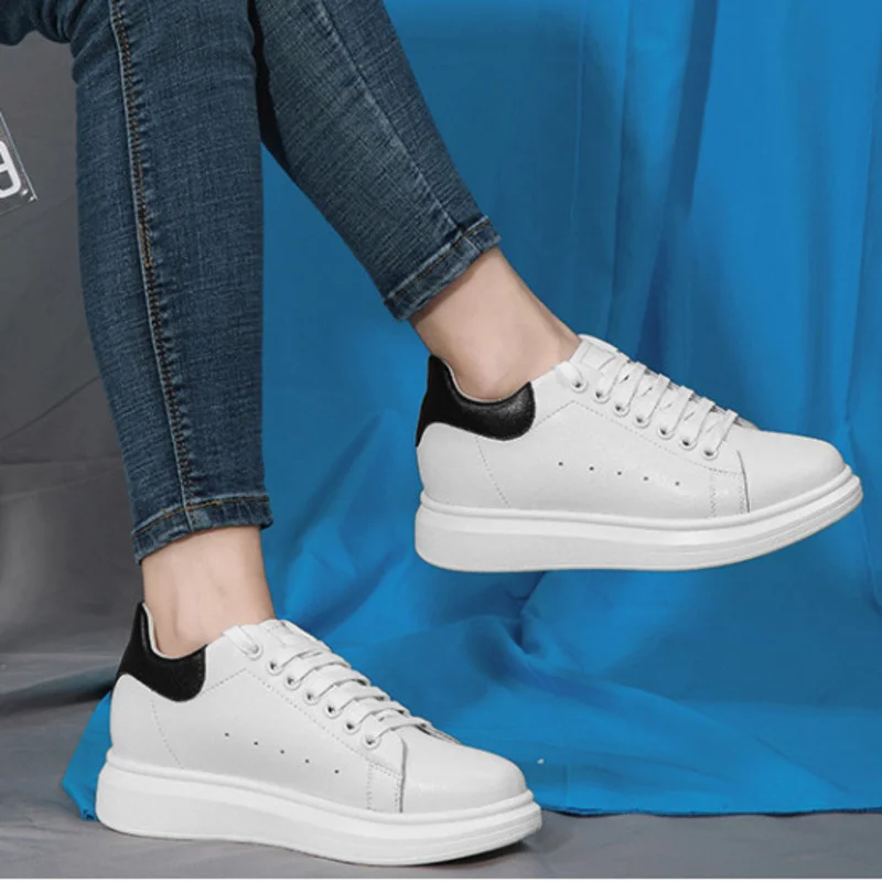 Sepatu kets lift pasangan pria dan wanita, sepatu Sneakers kulit putih hak tersembunyi penambah tinggi 8CM untuk pasangan pria dan wanita