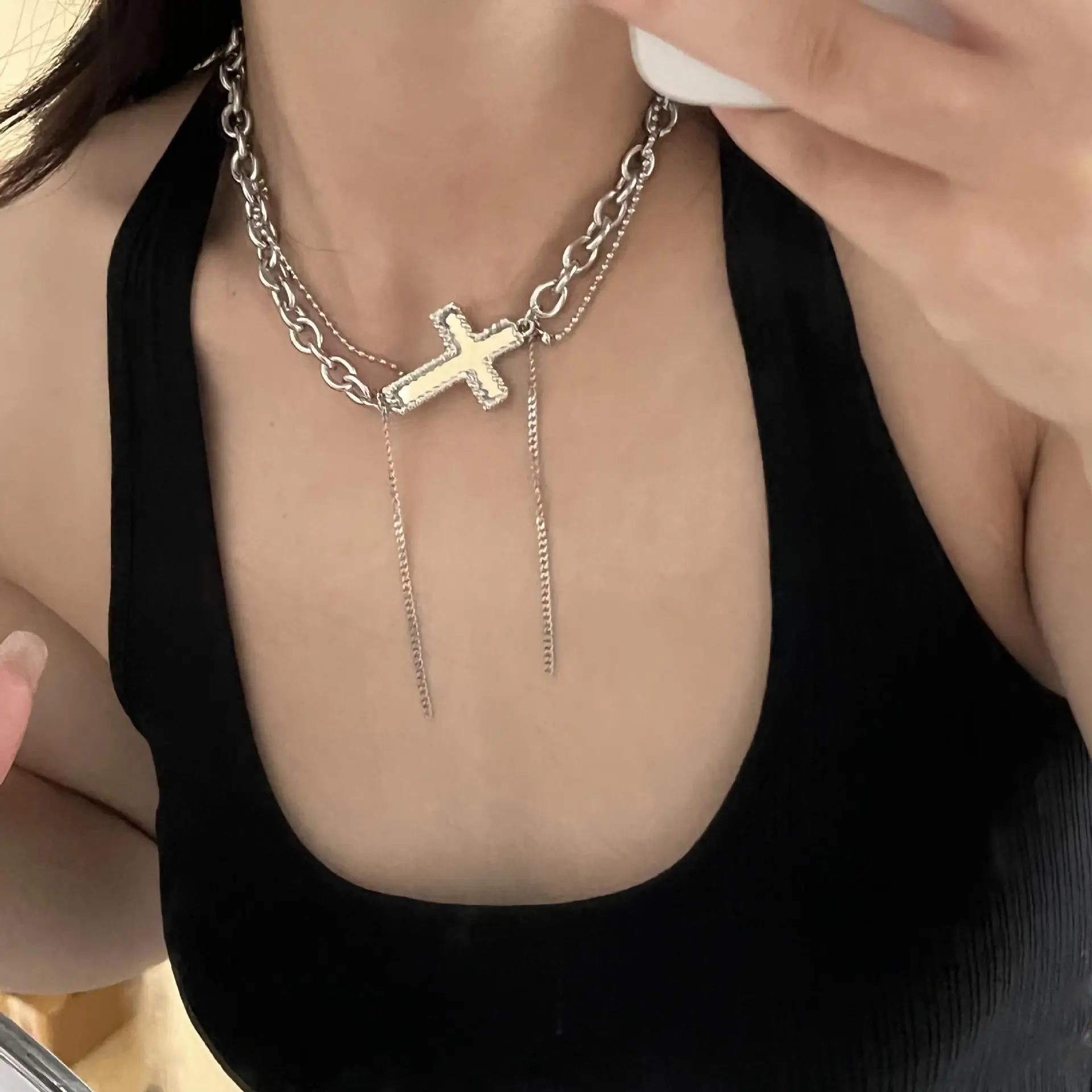 Cool fashion cross clavicle chain INS street shoot temperament clavicle chain titanium steel short style choker Free shipping