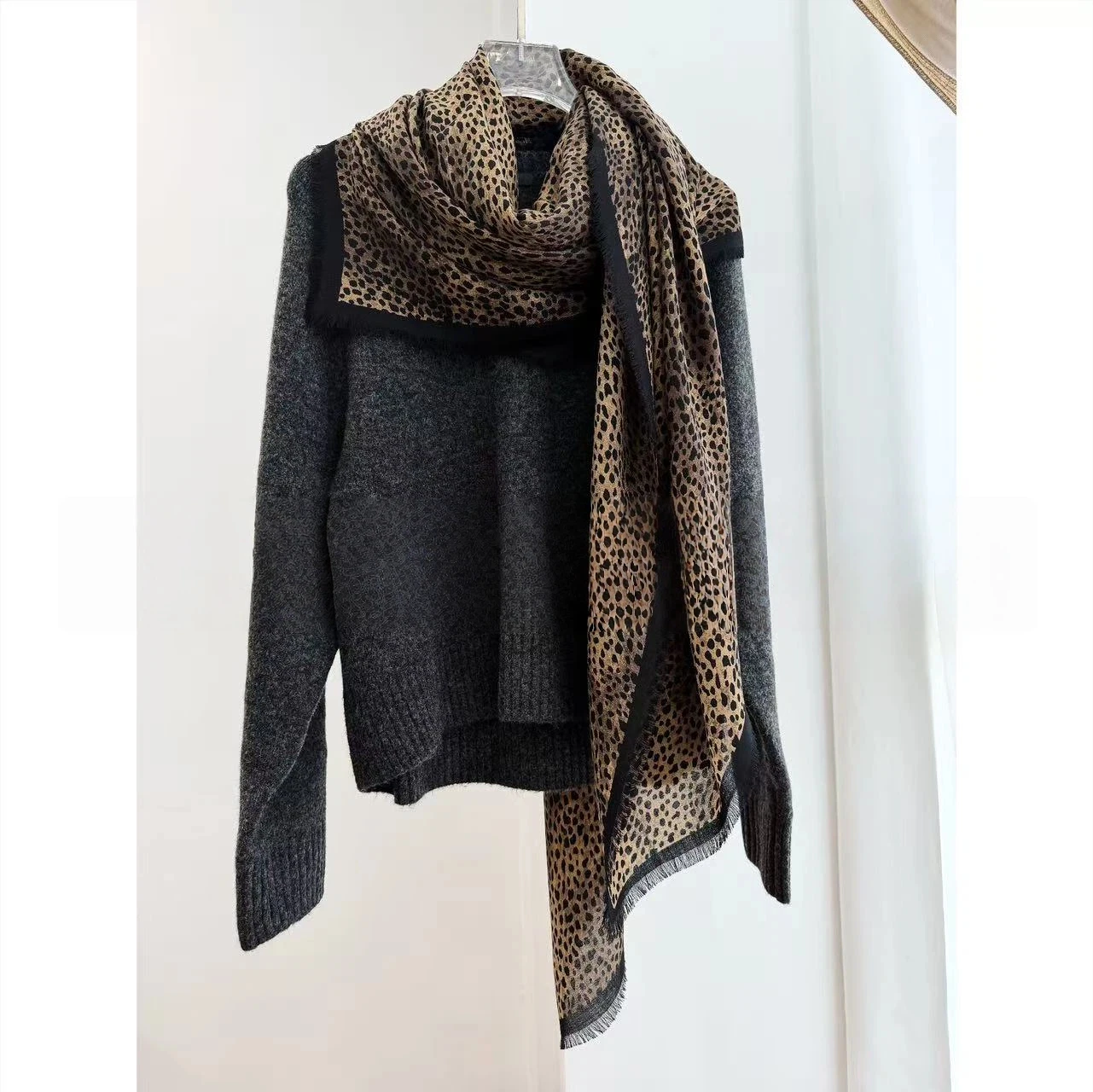 100% Wool Retro Animal Leopard Pattern Scarf for Women Winter Luxury Brand Large Square Leopard Print Fringe Shawl Wrap
