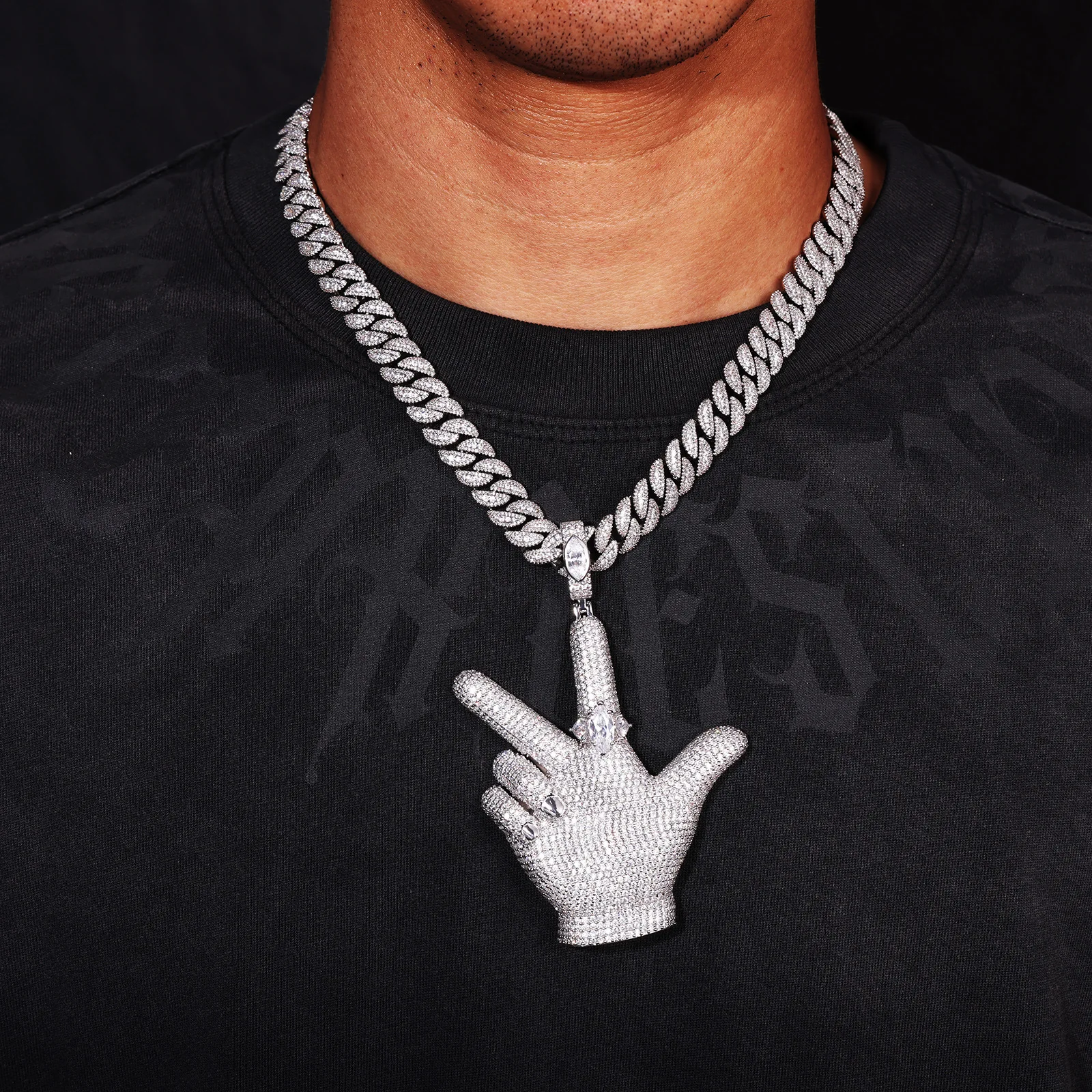 Hip Hop Rapper Ring Gesture Pendant, Copper Inlaid with Diamonds and Zircon, Trendy Fashion Necklace Accessories for Men and Women, Sparkling Hip-Hop Necklace, Fashionable Jewelry, Commemorative Gift, Unique Jewelry