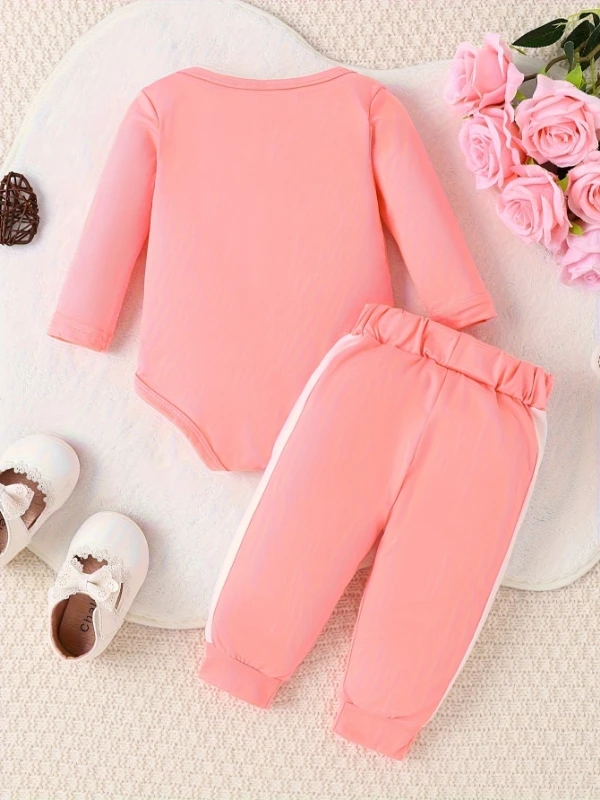 A two-piece set of long-sleeved one-piece jumpsuit and long pants with letter prints for infants and toddlers in spring and autu