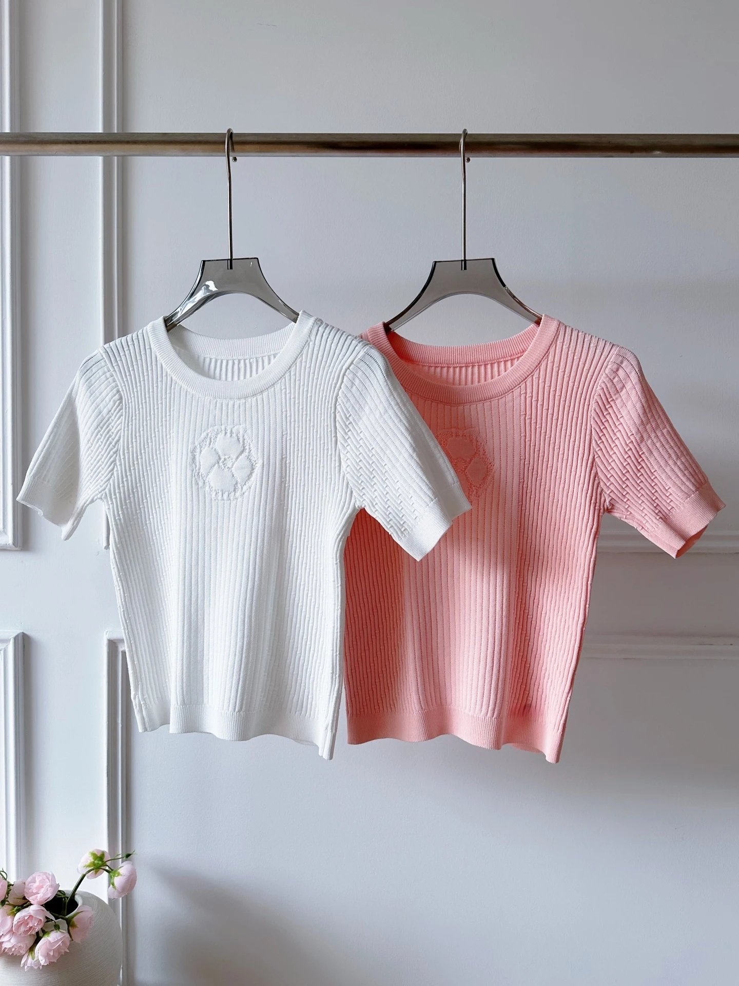 

Женская трикотажная футболка с коротким рукавом и принтом «Ранневесенние цветы», приталенная, из полиэстера, в роскошном стиле