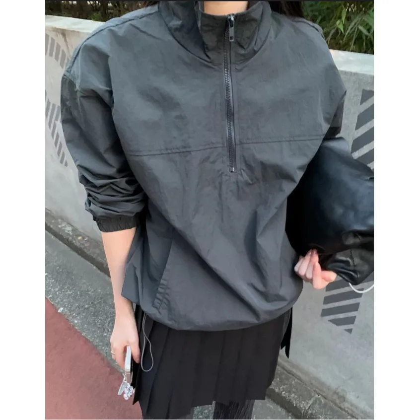

Новая осенняя коллекция 2024: Простая повседневная нейлоновая куртка-ветровка в корейском стиле с цветной молнией и капюшоном для женщин, модная, свободного кроя, для города