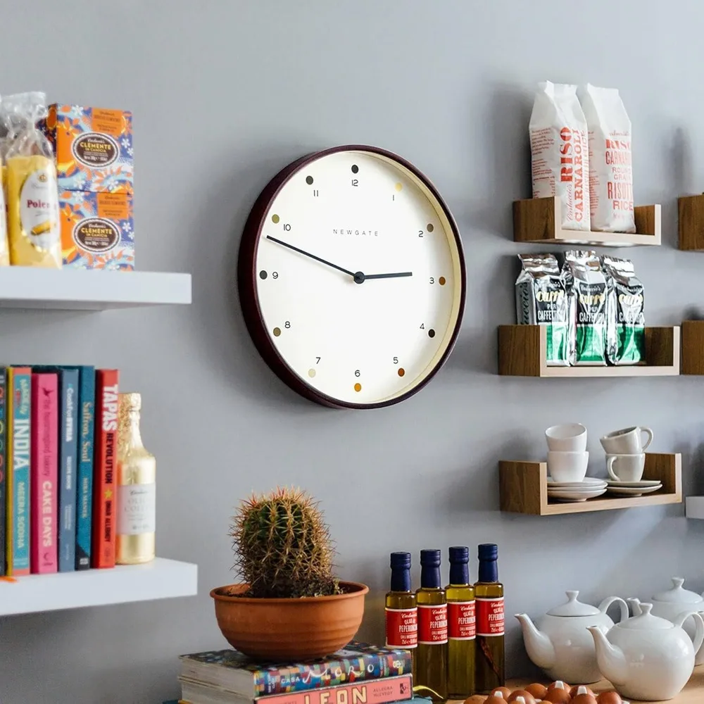 Grande orologio da parete in compensato in stile scandinavo |   Struttura in legno scuro da 40 cm con quadrante a pois di design |   Moderno e minimalista