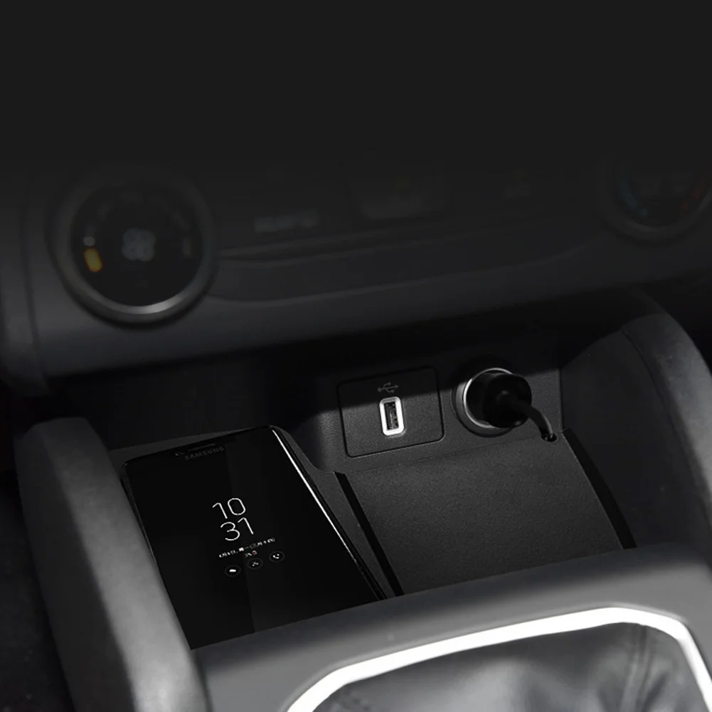 /Wireless Car Charger 15W /Fast Charging Pad For Ford Focus MK4 2019 19-23 Dashboard /Phone Holder Stand /Universal /Smartphone