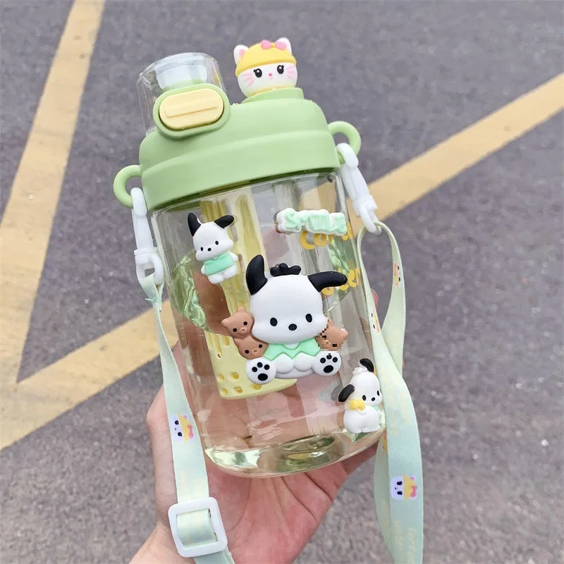 ขวดน้ำเด็กน่ารักลายคุโรมิ 660 มล. คุณภาพสูง ความจุเยอะ ทนความร้อนสูง ทำจากพลาสติก