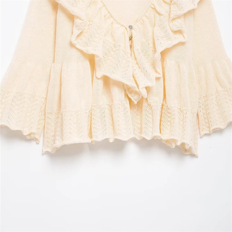 KEANKETIAN 2025 primavera nuevo viento de vacaciones ahuecado bordado Top de punto escalonado mujer cuello en V profundo manga acampanada prendas de punto cortas