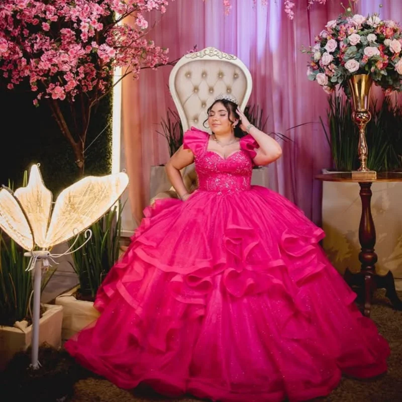 Vestido Rosa Pink Off-Shoulder com Cristais e Glitter, Camadas de Renda, Cauda Longa, Vestido de 15 Anos Personalizado