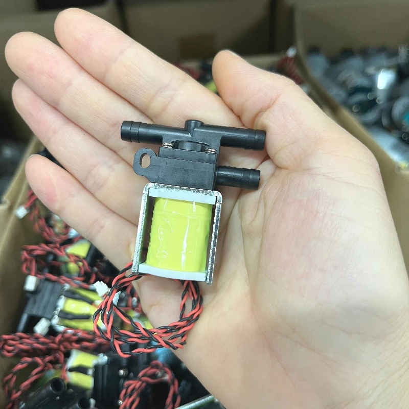 

DC 12 В CJWV16-3A12A Микро 2-позиционный 3-ходовой электромагнитный клапан Воздушно-водяной клапан для подметальной машины/чистой техники