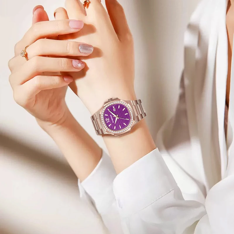 ساعة نسائية ريترو فاخرة 2025: مينا فضية كبيرة الحجم، حزام من الفولاذ المقاوم للصدأ، حركة كوارتز مع وظيفة التاريخ