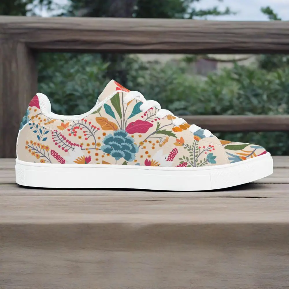 

Classic hand painted art style casual sneakers White sneakers are fashionable and versatile