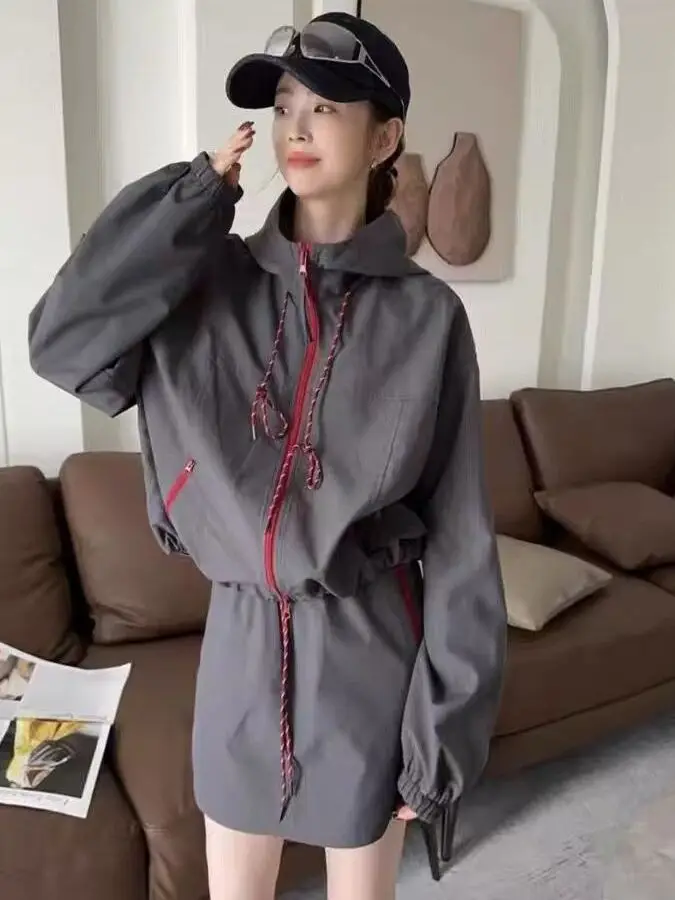 

Комплект: женская куртка с капюшоном на молнии и короткая юбка А-силуэта больших размеров. Осенний повседневный комплект в корейском стиле с высокой талией.