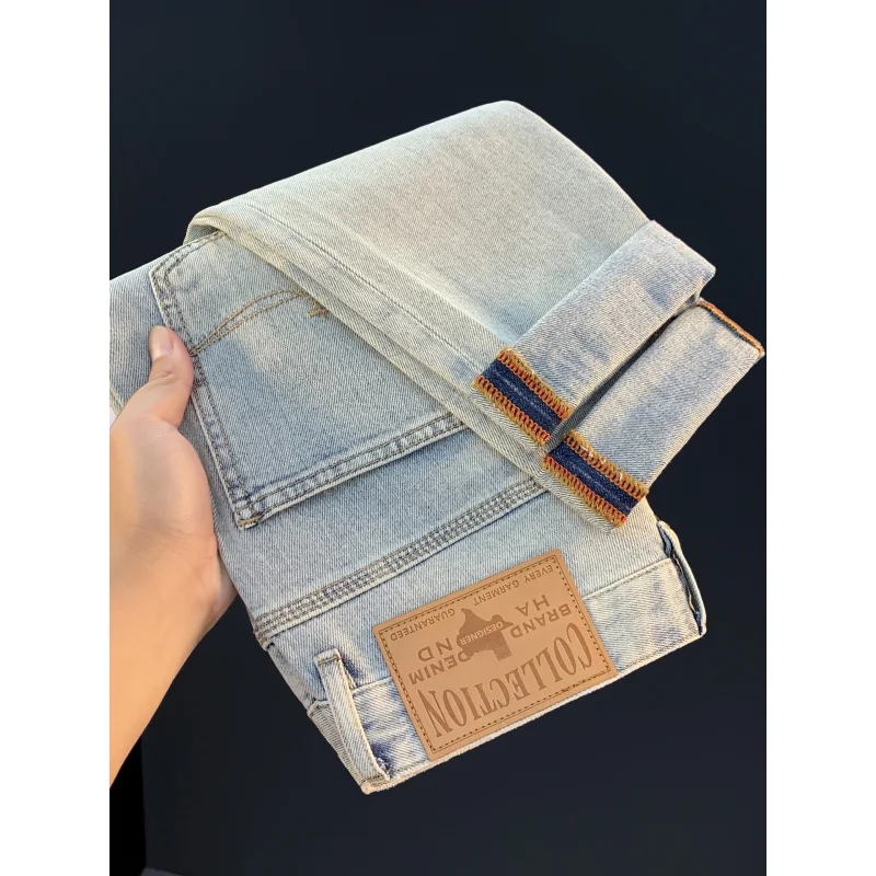 2025 nuovi jeans casual bianchi lucidi retrò americani da uomo in autunno, pantaloni lunghi a gamba piccola slim fit di colore chiaro