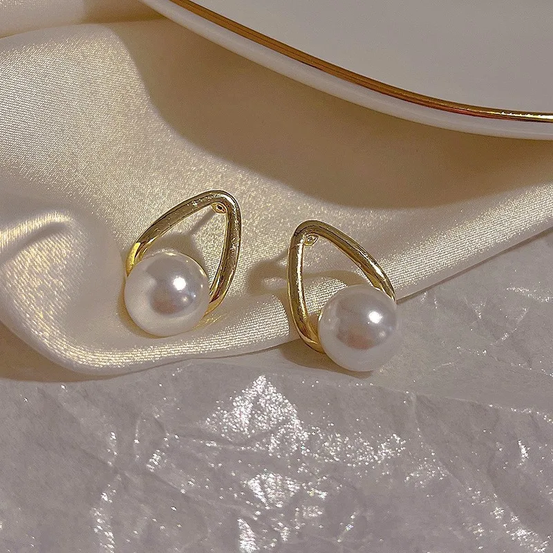 Wholesale Trend Korean Gold Simple Cute Pearl Ear Clasp Hoop Earrings For Women Tiny Huggies Earrings Wedding Party Jewelry